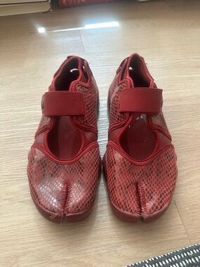 Nike Women's red Knit Split-Toe Sneakers
